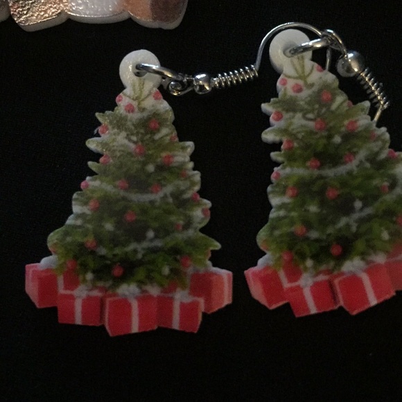 SOLD 🎊🎉💕HOST PICK 💕Set of 3 CHRISTMAS EARRINGS - Picture 4 of 5